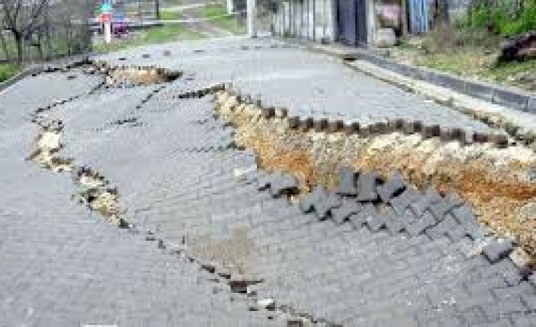 Başkentte kenarında inşaat çalışması yapılan cadde çöktü