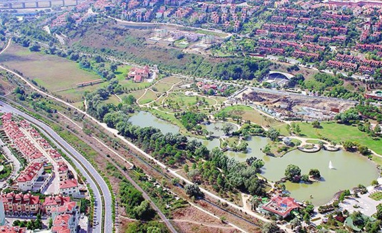 Bahçeşehir Gölet İçin Ayakta