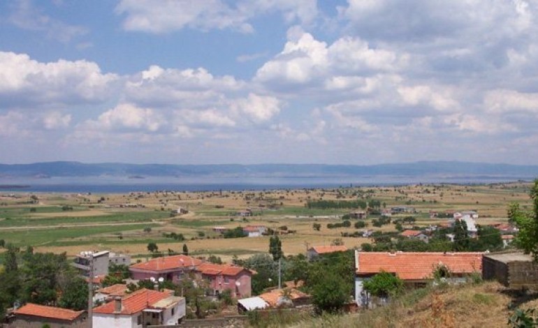 Köyünü taşıyana hem ev hem de tarım arazisi