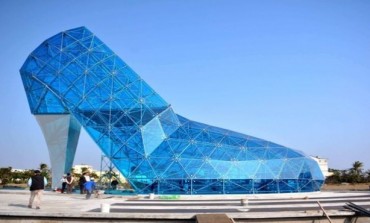 Kadınları çekebilmek için topuklu ayakkabı şeklinde kilise inşa ettiler