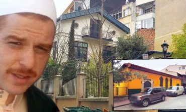 Gökhan Özoğuz dergaha komşu oldu