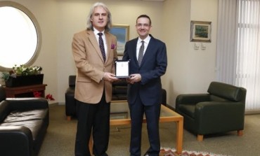 Mesa’ya kalite plaketi