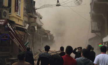 Taksim'de beş katlı bina çöktü