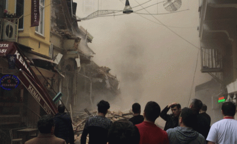 Taksim’de beş katlı bina çöktü