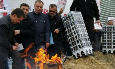 6 yıldır evlerini alamadılar, maketleri yaktılar