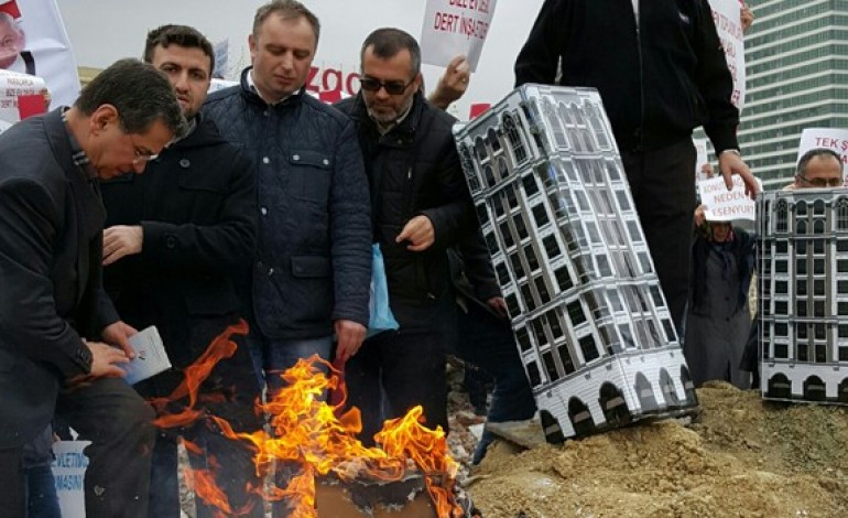 6 yıldır evlerini alamadılar, maketleri yaktılar