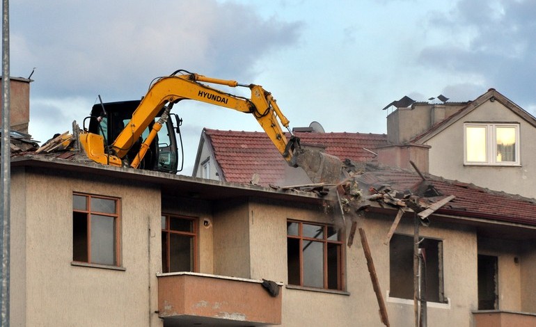 Türkiye’de sıradan bir bina yıkımı durumu