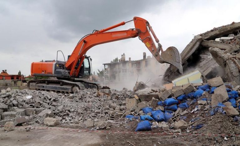 Yüksekova’da hasarlı binalar yıkılıyor