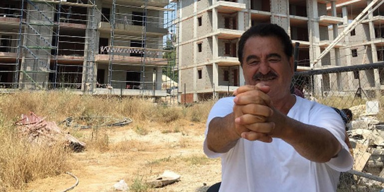 Ünlü türkücü İbrahim Tatlıses, Kuşadası'nda yapımı süren inşaat projesinden