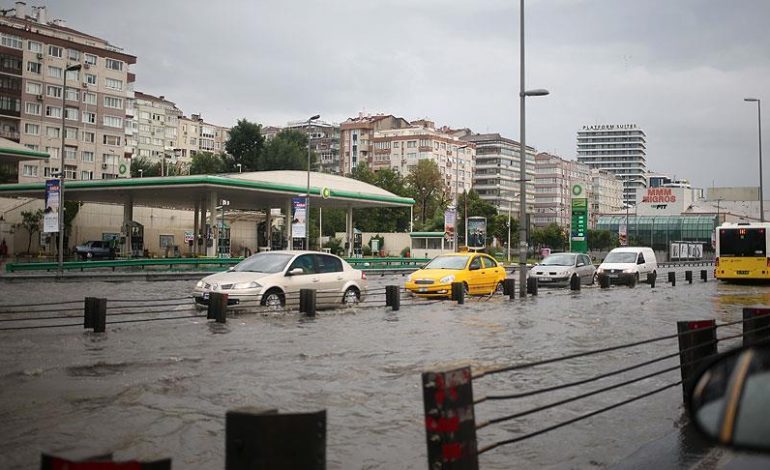 İstanbul’da sağanak hayatı olumsuz etkiledi