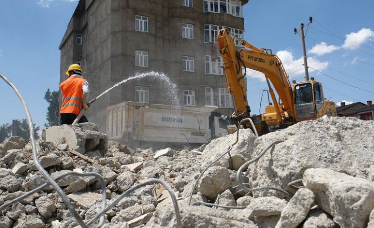 Yüksekova’da terör mağdurlarının yaraları sarılıyor