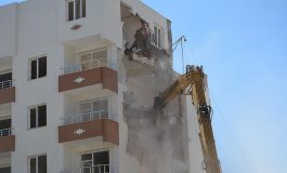 Terör mağdurlarının yaşadığı bina DBP'li belediye tarafından yıkıldı