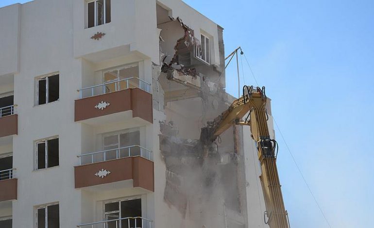 Terör mağdurlarının yaşadığı bina DBP’li belediye tarafından yıkıldı