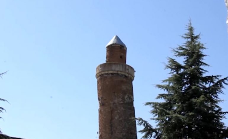 Minaresi eğri, tarihi cami