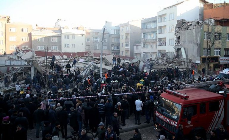Zeytinburnu’nda bina çöktü, 2 kişi hayatını kaybetti