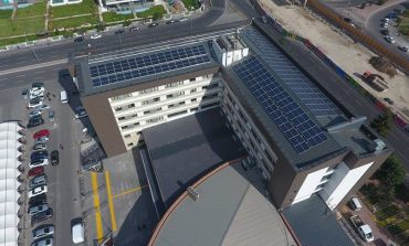 Elektriğini güneşten alan belediye binası