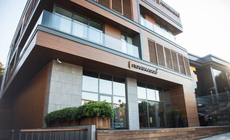 Studio Vertebra’dan Çok Fonksiyonlu ve Ödüllü Tasarım: Novawood Ofis ve Showroom Binası