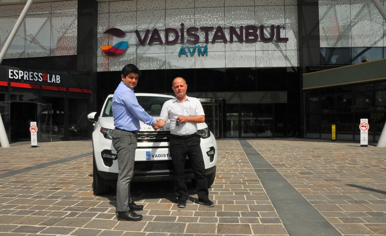 Vadistanbul ‘Yılbaşı Araç Kampanyası’nın talihlisine Land Rover’ını teslim etti