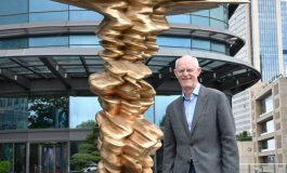 Tony Cragg Türkiye'deki en büyük heykeli 'Must Be' ile Ferko Signature'da buluştu