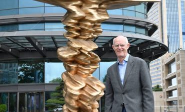 Tony Cragg Türkiye'deki en büyük heykeli 'Must Be' ile Ferko Signature'da buluştu
