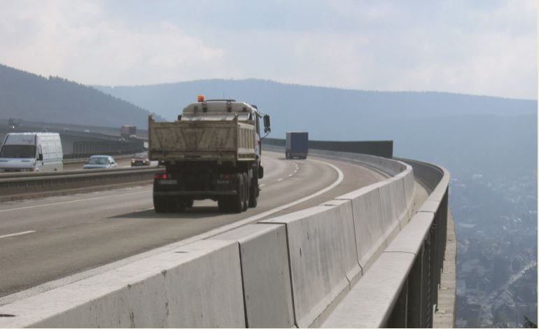 Yollar Beton Bariyerlerle Daha Güvenli