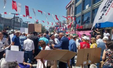Esenyurt konut mağdurları belediye önünde eylem yaptı
