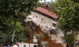 Beyoğlu'nda boşaltılan apartman çöktü