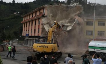 Rize'de altından dere geçen binanın yıkımı tamamlandı