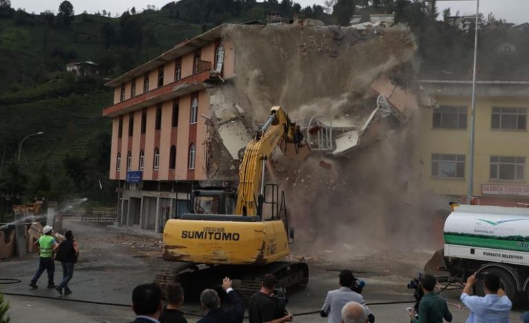 Rize’de altından dere geçen binanın yıkımı tamamlandı