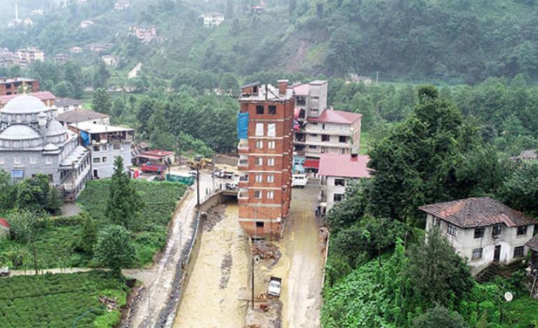 Rize Muradiye beldesindeki dere yatağındaki binanın yıkımına başlandı