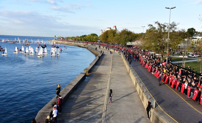 Kadıköy’lüler Atatürk İçin El Ele Verdi