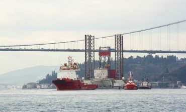 Dev platform Boğaz'dan geçti