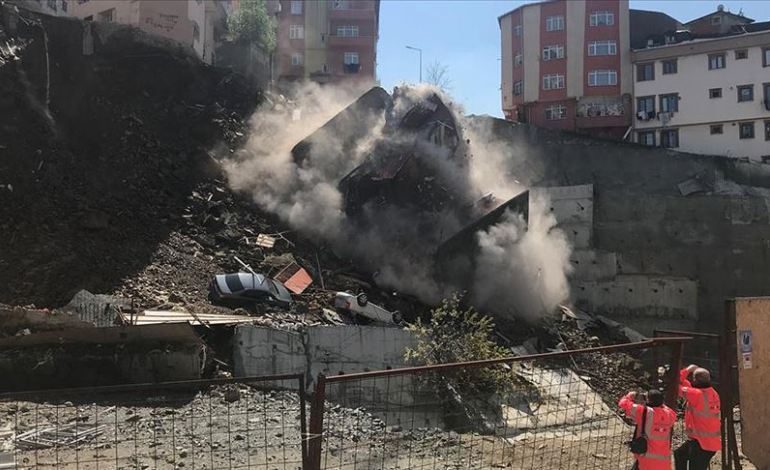 Kağıthane’de 4 katlı bina çöktü