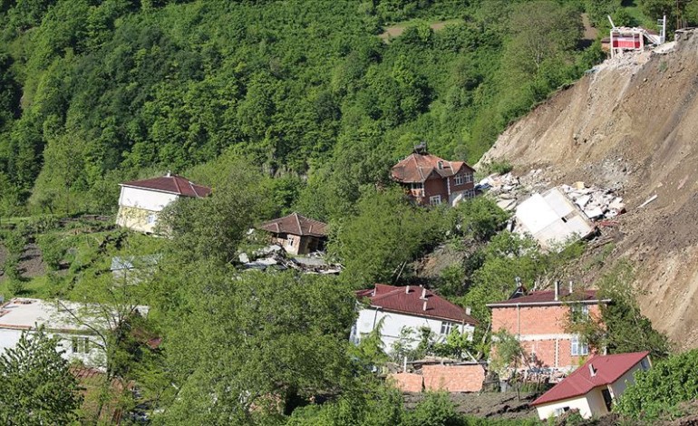 Ordu’da heyelanlı bölgedeki 15 ev yıkıldı