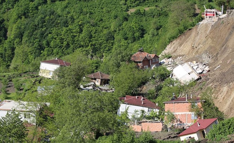 Ordu’da heyelanlı bölgedeki 15 ev yıkıldı