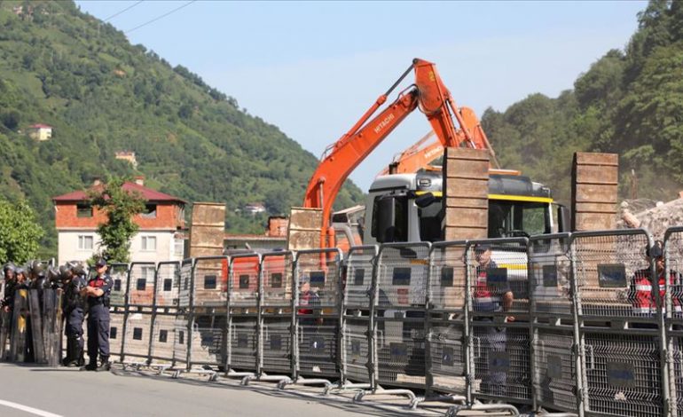 Fırtına Vadisi’nde kaçak yapıların yıkımına başlandı