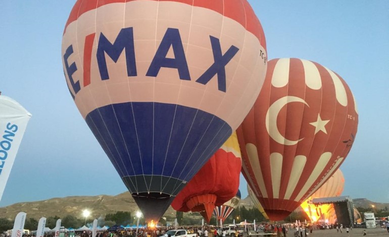 RE/MAX sıcak hava balonuyla Kapadokya’daydı