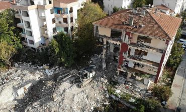 Büyükçekmece'de risk taşıyan 5 bina yıkıldı