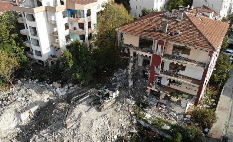 Büyükçekmece’de risk taşıyan 5 bina yıkıldı