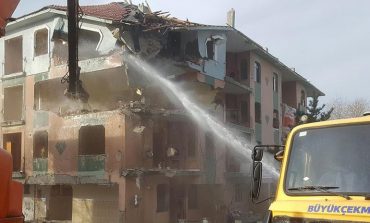 Büyükçekmece'de risk taşıyan binaların yıkımı sürüyor
