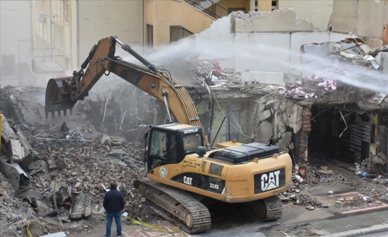Malatya’da çöken binanın kalan enkazını kaldırma çalışmalarına başlandı