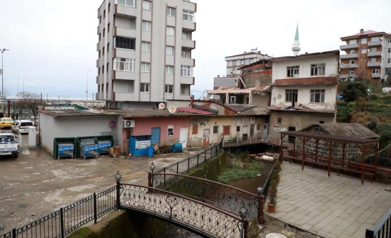 İyidere ilçesinde dere yatağındaki binaların kontrollü yıkımına başlandı