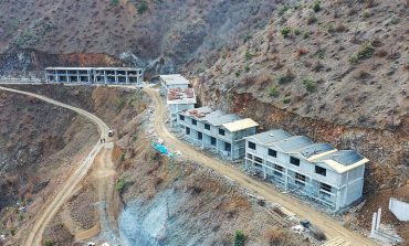 Yusufeli'nde yangınzedeler için inşa edilen afet konutları hızla yükseliyor
