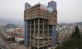 'Dünyanın en saçma binası'nda yıkım çalışmaları sürüyor
