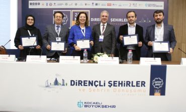 KARTEPE ZİRVESİ’NDE GERÇEKLEŞEN “AFET YÖNETİMİ” VE “VİZYONER YÖNETİM” OTURUMLARINDA DAYANIKLI ŞEHRİN ÖZELLİKLERİ MASAYA YATIRILDI
