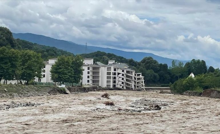 Düzce’de taşkın nedeniyle inşaat halindeki binalarda çökme yaşandı