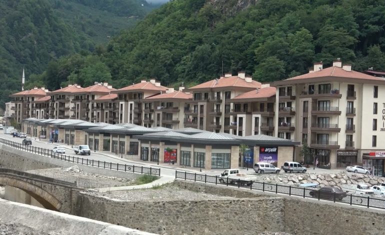 Dereli’de konut sahiplerinin ardından esnaf da yeni işyerlerine taşınmaya başladı