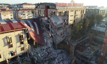 İnşaat çalışmasındaki istinat duvarı çökmesiyle yanındaki Arel Üniversitesi binası kısmen çöktü