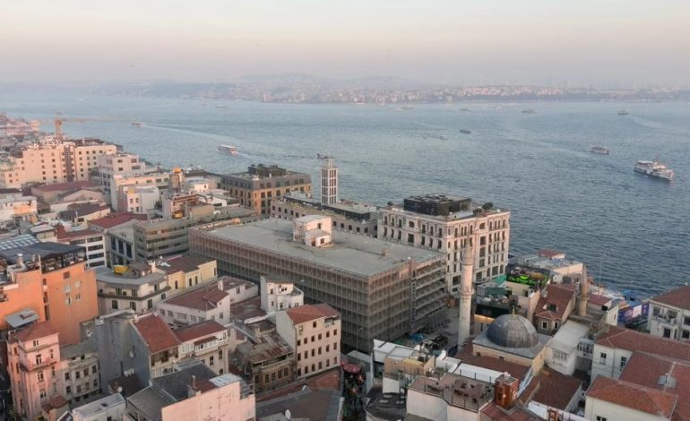 KARAKÖY’DEKİ 50 YILLIK OTOPARKIN YIKIMINA BAŞLANDI