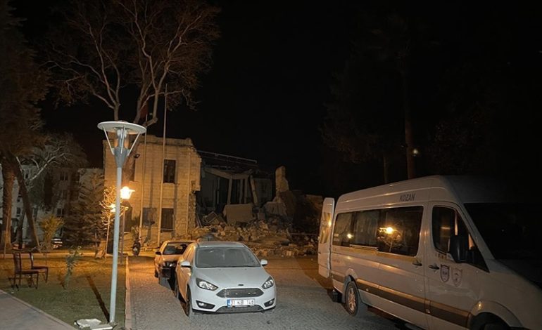 Hatay’ın Defne ilçesinde meydana gelen depremde valilik binasının bir kısmı yıkıldı